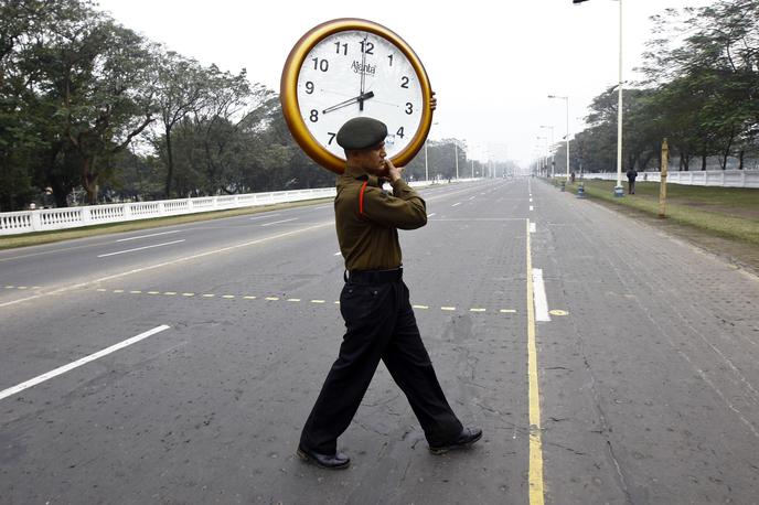 ura, kazalci | Marsikje po svetu so poletni čas opustili in ure ne prestavljajo več, v Evropski uniji pa bomo uro, kot kaže, premikali vsaj še naslednjih nekaj let. | Foto Reuters