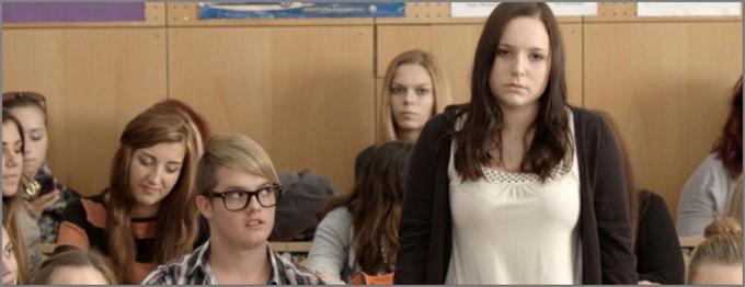 Dijakinja Ema se spopada s slabim učnim uspehom, mladinsko uporništvo pa jo privede do slabe družbe, zaradi česar ne izdela letnika. Prijavi se na avdicijo za šolsko televizijo in jo tudi opravi, kar ji povrne življenjski zagon. Film je prejel nagrado Zlata rola za 25 tisoč gledalcev v kinematografih in postal najbolj gledan slovenski film leta 2014. • V nedeljo, 27. 6., ob 13.55 na POP TV.* | Foto: 