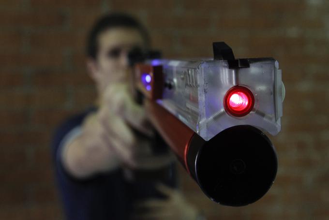 Od leta 2011 peterobojci streljajo z laserskimi pištolami. | Foto: Reuters