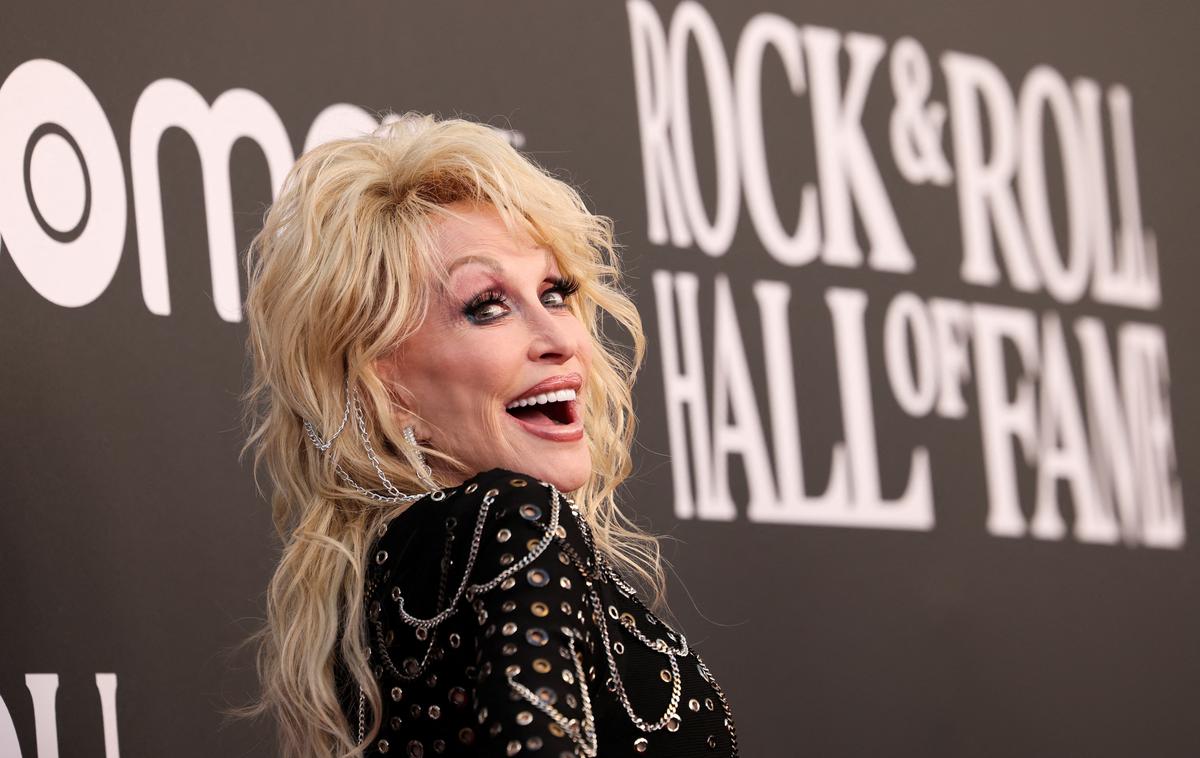 Dolly Parton | "Kaže, da sem zdaj rock zvezdnica," je ob vpisu v dvorano slavnih rock and rolla izjavila Dolly Parton. | Foto Reuters