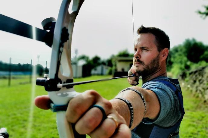 Dejan Fabčič | 42-letni Primorec Dejan Fabčič, ki se je že v plavanju in kajaku med športniki invalidi uvrstil na paralimpijske igre, bo to poskušal še v lokostrelstvu, ki je od letos del slovenske paralimpijske družine. | Foto Miha Kačič