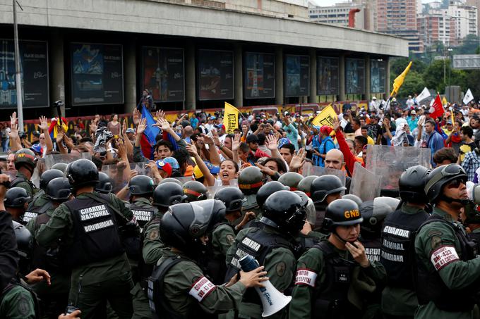 Podporniki opozicije so na protestnem shodu v Caracasu zahtevali Madurov odstop. | Foto: Reuters