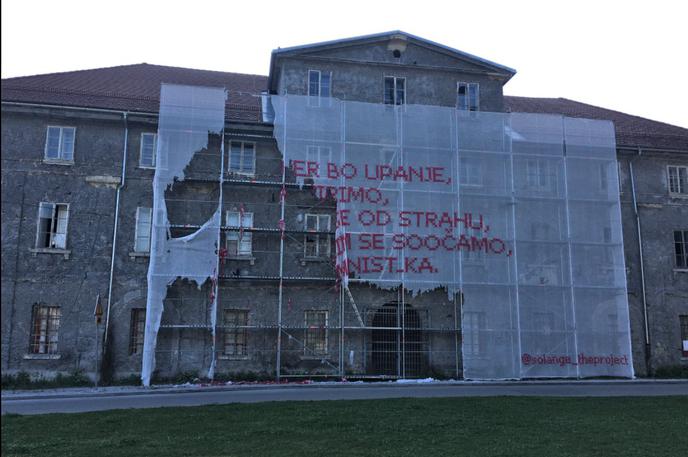 Poškodba umetniška dela Cukrarna | Fotografija poškodovanega umetniškega dela, ki so jo objavili pri Mestni galeriji Ljubljana. | Foto Facebook