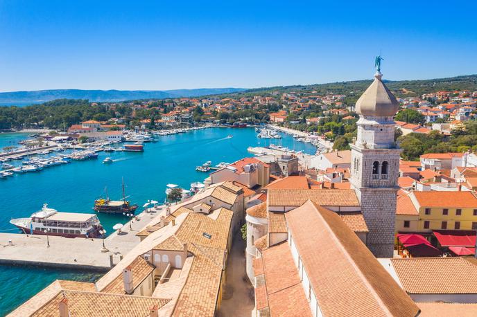 Krk | Večina Slovencev išče nepremičnino blizu morja, najbolj v Istri in na otoku Krku (na fotografiji mesto Krk). | Foto Getty Images