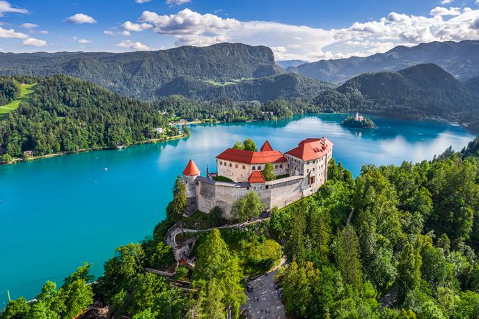 Slovenija | Svetovno znana destinacija je vsekakor Bled z Blejskim jezerom, nad katerim je svojo izbranko zaročil Luka Dončić. | Foto Shutterstock