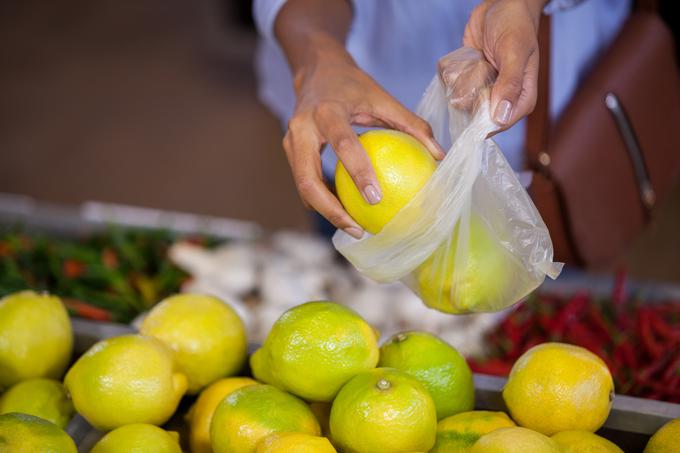 Nekateri trgovci so plastične vrečke za sadje in zelenjavo že zamenjali z vrečkami brez ročajev, s čimer bodo preprečili, da bi kupci te lahko uporabili kot nosilne. | Foto: Thinkstock