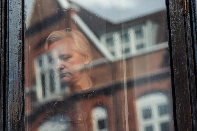 Assange se je leta 2012 v strahu pred izročitvijo Švedski zaradi obtožb o spolnem nasilju zatekel na ekvadorsko veleposlaništvo v Londonu. | Foto: Getty Images