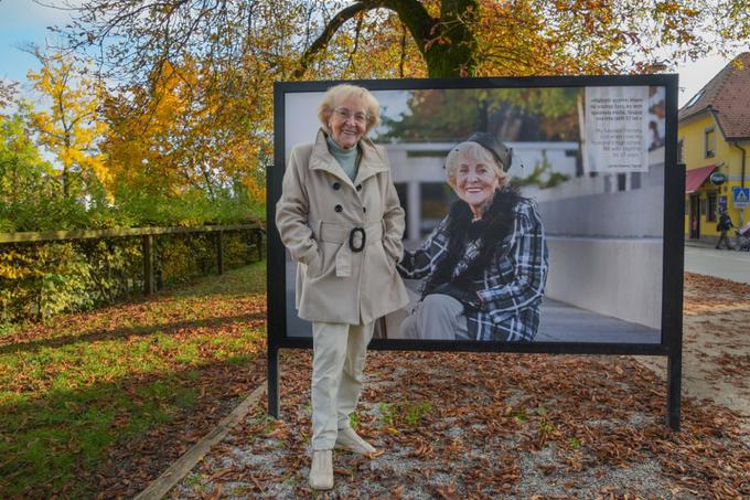 Ponosno pozira poleg svoje fotografije. | Foto: Dunja Wedam