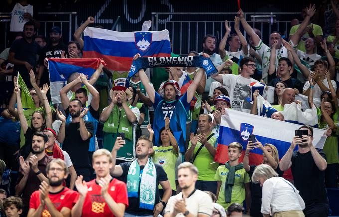 Slovenski navijači so pripotovali v Berlin. Ob zmagovalnem nadaljevanju jih bo prihodnji konec tedna občutno več. | Foto: Vid Ponikvar/Sportida