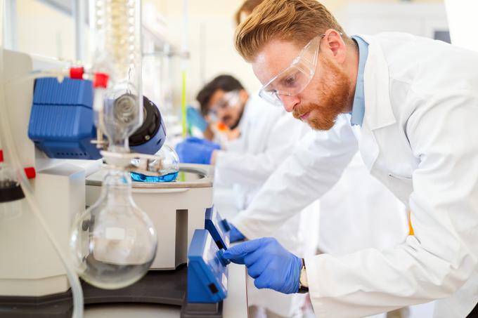 laboratorij, poskus, eksperiment, farmacevt | Foto: Shutterstock