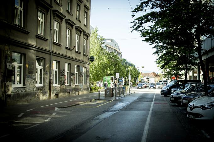 Pravičniki so vedno bolj množično zahtevali represijo, zaklepanje in preganjanje sprehajalcev, vlada, nagnjena v pravično stran tudi sama, jim je ustregla. | Foto: Ana Kovač