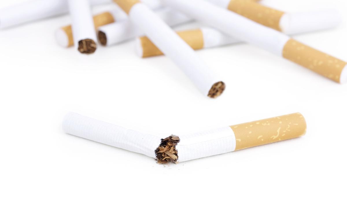 kajenje cigareta | Preiskovalci naj bi v nezakoniti tovarni, ki je delovala v skladiščni hali na Dolenjskem, zasegli ogromno cigaret. | Foto Shutterstock