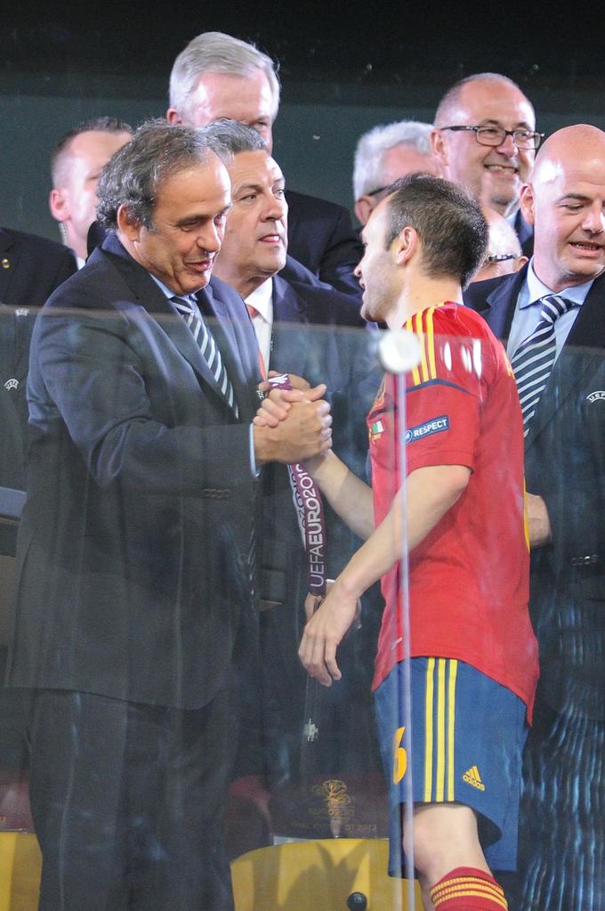 Michel Platini je na zadnjem Euru (2012) kot predsednik Uefe podelil priznanja prvakom Špancem. | Foto: 