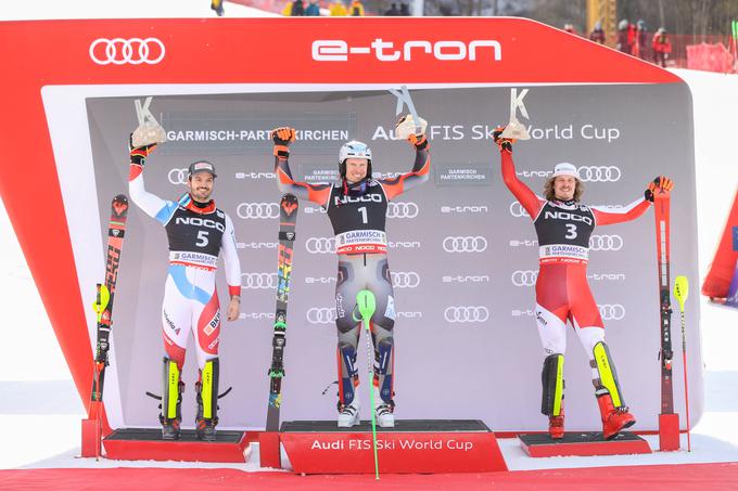 Norveškemu zmagovalcu sta družbo na stopničkah delala Švicar Loic Meillard in Avstrijec Manuel Feller. | Foto: Guliverimage/Vladimir Fedorenko