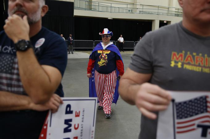 Štiri dni pred volitvami je ozračje vse bolj napeto. Nekateri Američani so volitve vzeli skrajno resno, svojo pripadnost kandidatu, v tem primeru Donaldu Trumpu, pa kažejo tudi z oblačili.  | Foto: Reuters