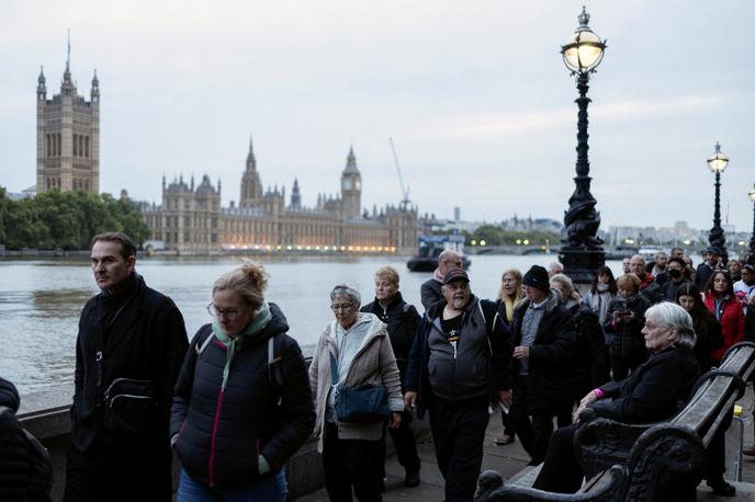 Vrsta čakajočih v Londonu | Pričakovana čakalna doba je bila zjutraj najmanj 24 ur, pozneje pa se je skrajšala na okoli 15 ur. | Foto Reuters