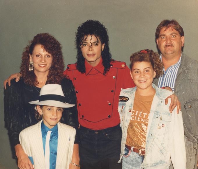 Michael Jackson in Wade Robinson s svojo družino leta 1990 | Foto: Arhiv Wada Robsona/Amos Pictures | Foto: 