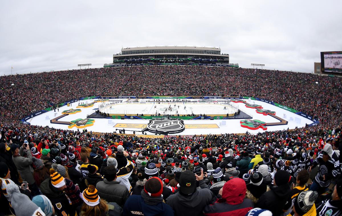 Novoletna zimska klasika NHL: Boston Bruins Chicago Blaskhawks | Na stadionu Notre Dame sta se na prvojanuarski zimski klasiki pomerila Chicago in Boston. | Foto Guliver/Getty Images