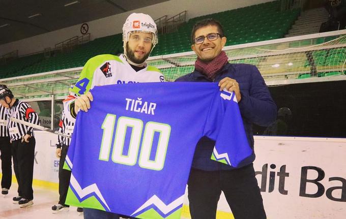 Rok Tičar je v soboto odigrali jubilejno 100. tekmo za slovensko reprezentanco. | Foto: Hokejska zveza Slovenije