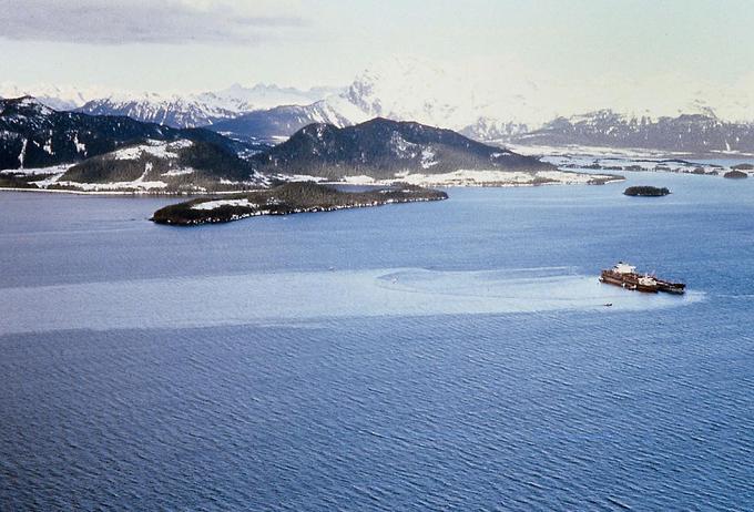 Kraj, kjer se je ponesrečil Exxon Valdez. Do njega je priplul tudi manjši tanker, v katerega so prečrpali preostanek nafte v rezervoarjih Valdeza.  | Foto: ARLIS / Obalna straža ZDA