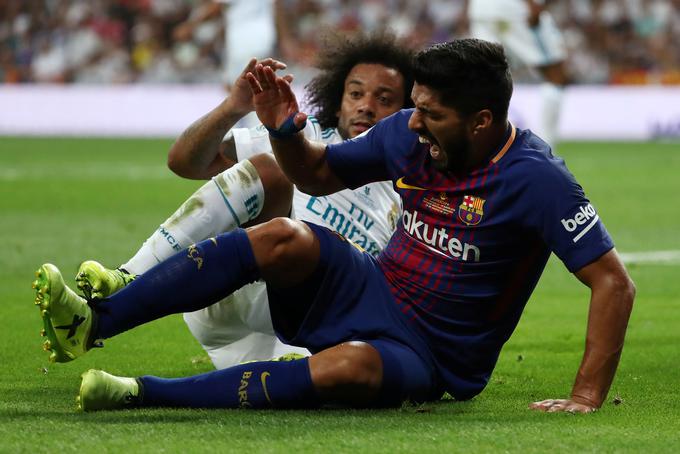 Luis Suarez si je proti Realu poškodoval koleno. | Foto: Reuters