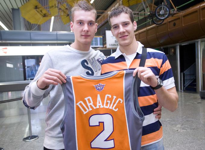 Goran Dragić skupaj z bratom Zoranom leta 2008 pred odhodom v ligo NBA. | Foto: Vid Ponikvar