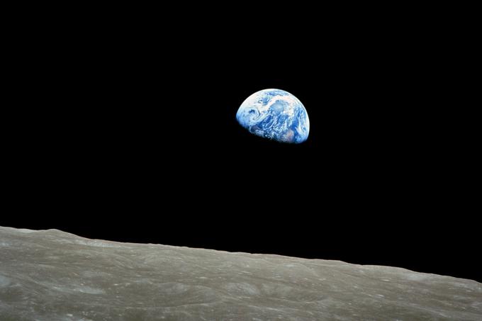 Osupljiv prizor vzhajanja Zemlje nad površino Lune še enkrat. Če bi v resnici stali na površini Lune, vzhoda Zemlje ne bi mogli videti nikoli, saj je vrtenje obeh vesoljskih teles skoraj sinhronizirano.  | Foto: NASA