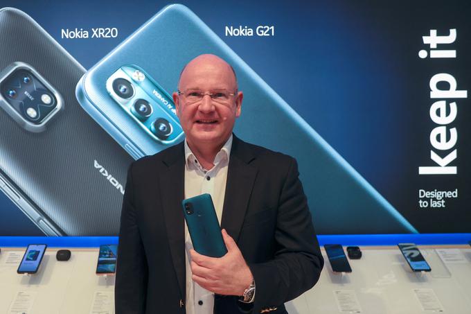 Glavni izvršni direktor družbe HMD Global Florian Seiche je na letošnjem Mobile World Congressu v Barceloni predstavil tri nove telefone Nokia serije C. | Foto: Reuters