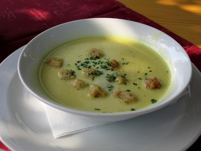 Česnova juha, ki je res zelo česnova | Foto: Miha First