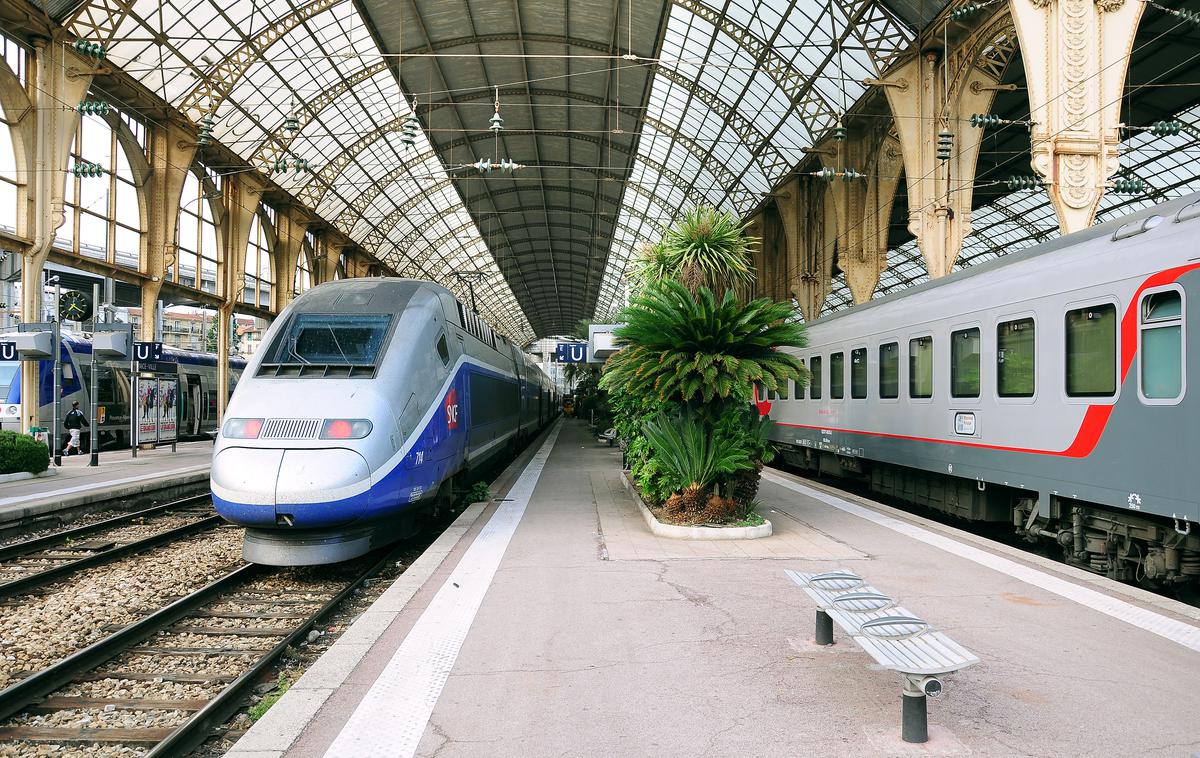 Vlak Francija | Vodstvo SNFC je stavko označilo za "škandalozno in nesprejemljivo", saj je bila sprožena brez podpore sindikatov. "Za božič se ne stavka," pa je ob tem poudaril tiskovni predstavnik vlade Olivier Veran. | Foto Shutterstock