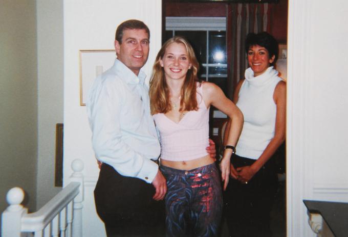Victoria Roberts (v sredini) je leta 2019 spregovorila o tem, kako naj bi jo Epstein prisiljeval v spolne odnose s svojimi prijatelji, ko je bila še mladoletna. Med temi prijatelji naj bi bil tudi britanski princ Andrew (levo). Ob njiju je na fotografiji tudi Ghislaine Maxwell. | Foto: Profimedia