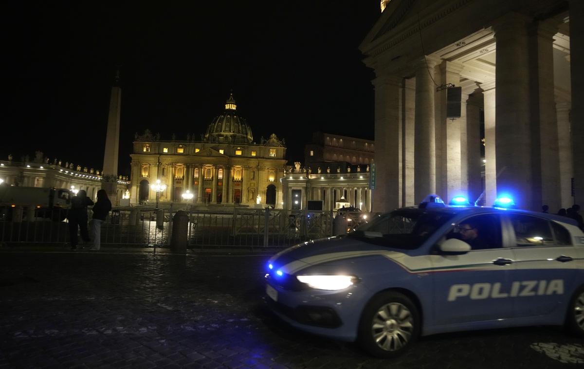 Vatikan | Vozniku je skoraj uspelo priti do vhoda v Apostolsko palačo, kjer med drugim vstopajo visoki državni gostje. | Foto Guliverimage