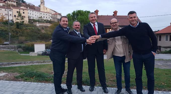 Dean Zalesjak (drugi z leve) na fotografiji z Markom Bandellijem (prvi z leve), prvakom SD Dejanom Židanom (v sredini) in podpredsednikom SD Matjažem Nemcem (skrajno desno). | Foto: Facebook