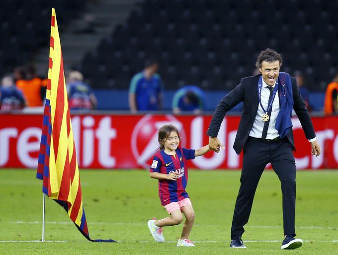 Luis Enrique v družbi svoje hčerke po osvojitvi naslova evropskega prvaka z Barcelono v Berlinu leta 2015. | Foto: Reuters