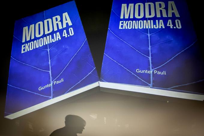 Knjigo Gunterja Paulija so ravnokar prevedli v slovenščino kot njen 57. jezik, slovenska izdaja pa je obenem prva, ki vsebino podaja v najnovejši, četrti različici. | Foto: Ana Kovač