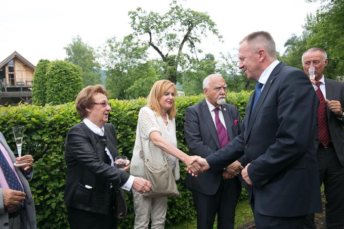 Matjaž Ovsenik (desno, v ozadju) je funkcijo častnega konzula Cipra prevzel od svoje mame Marije Ovsenik (levo). Fotografija je nastala na srečanju članov Slovenskega konzularnega zbora z ministrom Zdravkom Počivalškom junija lani. | Foto: Mediaspeed