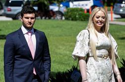 Trumpova hči je na zadnji dan v Beli hiši naznanila, da je zaročena