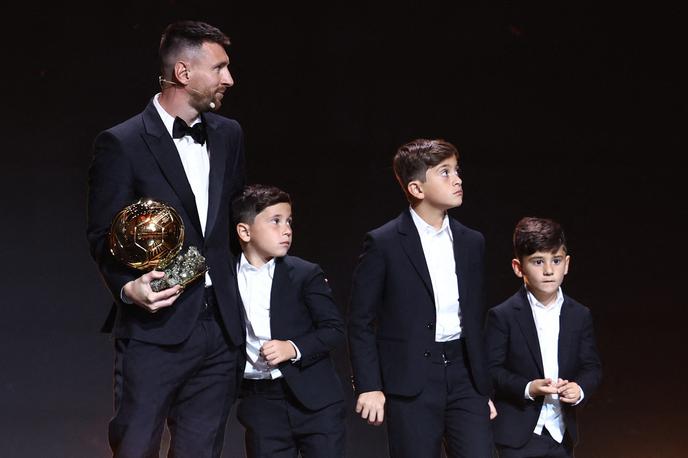 Lionel Messi | Lionelu Messiju so na odru delali družbo sinovi Thiago, Mateo in Ciro. | Foto Reuters