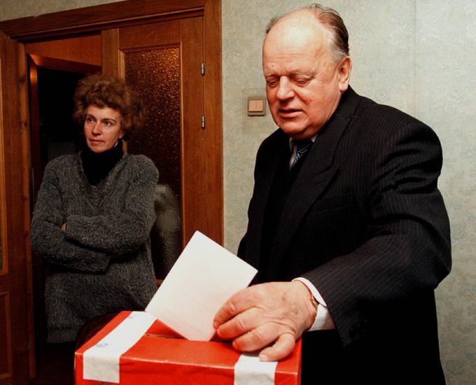 Stanislav Šuškevič je bil predsednik vrhovnega beloruskega sovjeta oziroma beloruskega parlamenta med letoma 1991 in 1994. Bil je velik zagovornik neodvisnosti Belorusije. Decembra 1991 je skupaj z ruskim predsednikom Borisom Jelcinom in ukrajinskim predsednikom Leonidom Kravčukom podpisal sporazum o razpustitvi Sovjetske zveze. Lukašenko ga je spravil z oblasti tako, da ga je konec leta 1993 kot predsednik parlamentarne protikorupcijske komisije obtožil korupcije. Šuškevič naj bi ukradel dve škatli žebljev za svojo dačo. Te obtožbe so se pozneje izkazale za neutemeljene. Zrušitev Šuškeviča je bila Lukašenkova prva stopnica pri vzponu na oblast. | Foto: Reuters