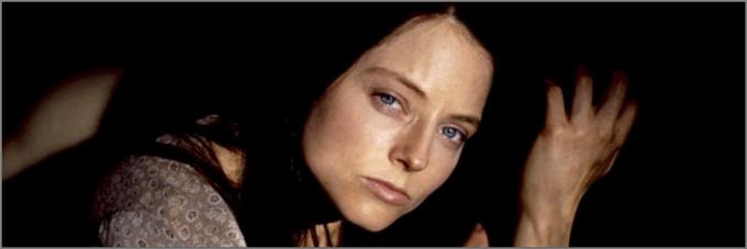 Nell (Jodie Foster) je odraščala z materjo in sestro dvojčico v popolni osami. Ko jo po njuni smrti odkrije zdravnik (Liam Neeson), z njo vzpostavi prijateljski odnos. Stvari se zapletejo, ko za zgodbo o "divji ženski" izvejo senzacionalistični novinarji. • V petek, 15. 2., ob 22. uri.

 | Foto: 