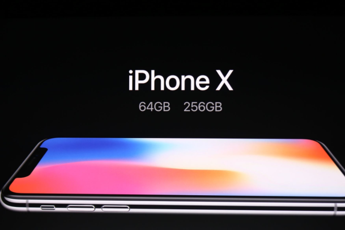 Apple tudi še ni razkril, na katerih trgih bo iPhone X oziroma iPhone deset na voljo najprej.  | Foto: Apple