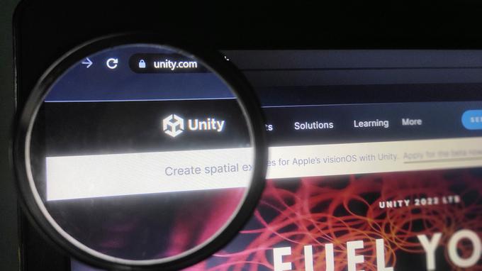 Kritiki poteze podjetja Unity so izpostavili tudi nevarnost, da bi skupnosti igralcev organizirano nagajale razvijalcem videoiger in na svoje računalnike mnogokrat namestile in nato izbrisale njihove igre, ustvarjene s pogonom Unity, to pa bi se lahko štelo v razvijalčevo kvoto namestitev, za katere bi moral plačevati dodatno dajatev. | Foto: Shutterstock