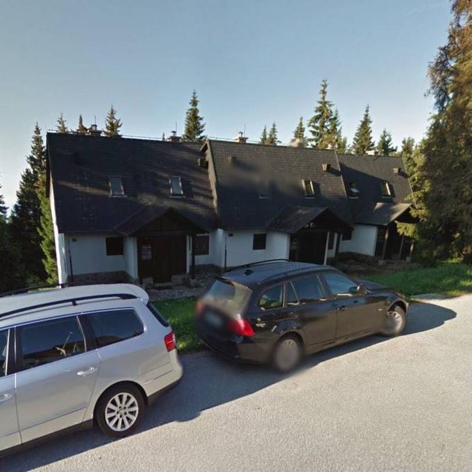 Ob smučišču na Rogli stečajna upraviteljica zbira zavezujoče ponudbe za nakup dve manjših apartmajev. Izklicna cena vsakega je postavljena pri 48 tisočakih. | Foto: Google Street View