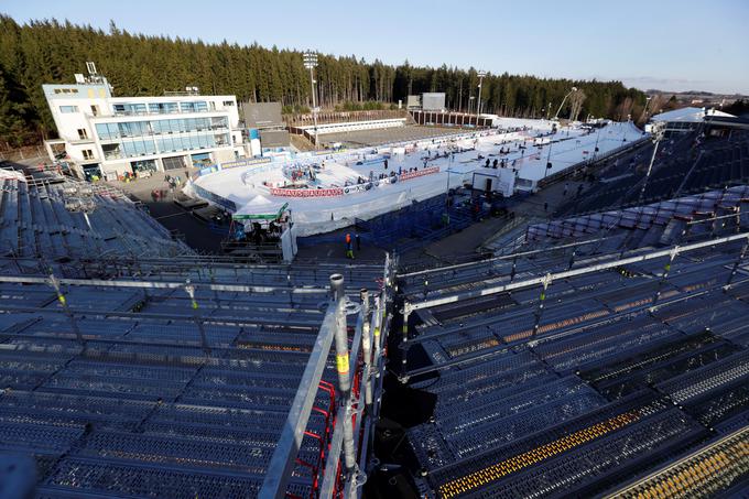 Takole žalosten je bil letos pogled na prazne tribune biatlonskega stadiona v Novem Mestu na Češkem. | Foto: Reuters