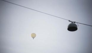 Dijaki v atmosfero pošiljajo balon z meteorološko sondo