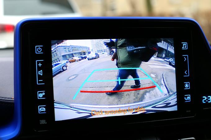 Večji Toyotin zaslon pa pomaga pri sliki vzvratne kamere, ki daje boljšo sliko kot pri mokki. | Foto: Gregor Pavšič