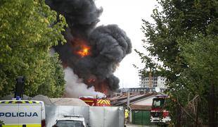 V prestolnici izbruhnil požar, eksplodirale plinske jeklenke #foto #video