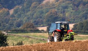 V okolici Brežic umrl traktorist