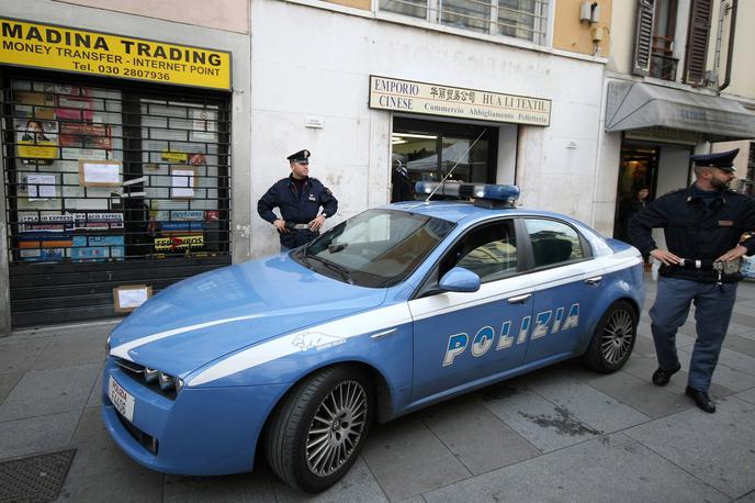 Italijanska policija | V več hišnih preiskavah po celi državi so policisti zasegli številna orožja in predmete z nacistično simboliko. | Foto Reuters