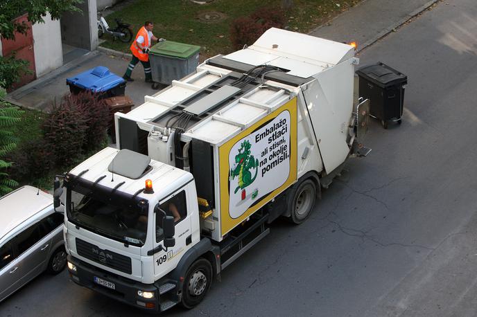 Smeti. Komunala. Zabojnik za smeti. | Storitve ravnanja s komunalnimi odpadki se bodo za občane medtem podražile za 6,6 do 7,6 odstotka. | Foto Ana Kovač